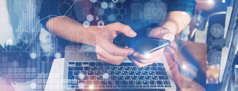 Digitales Arbeiten mit verschiedenen Medien Bildcollage aus verschiedenen Elementen, im Hintergrund arbeitet eine Person mit Laptop, Notizbuch und Smartphone.